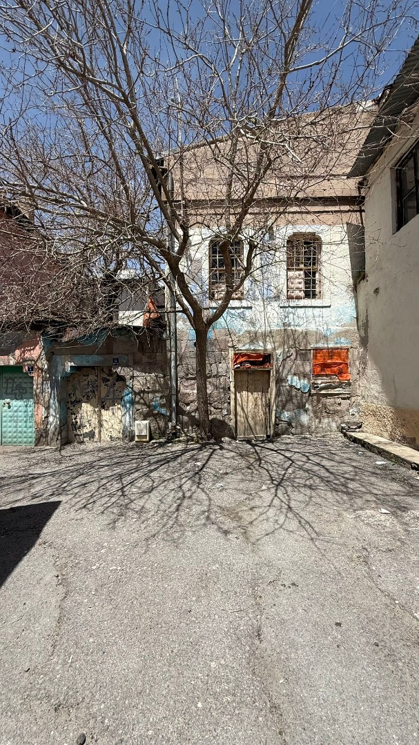 KAYSERİ DEVELİ FENESEYUKARI MAHALLESİNDE SATILIK KARGİR EV VE ARSASI